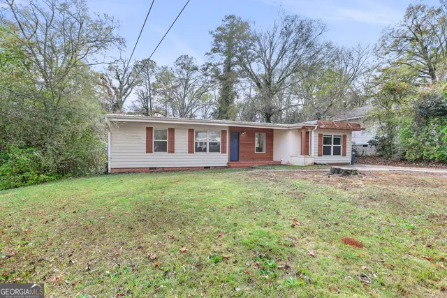 a view of a house with backyard and garden