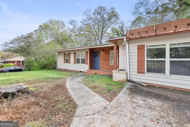 a view of a house with a yard