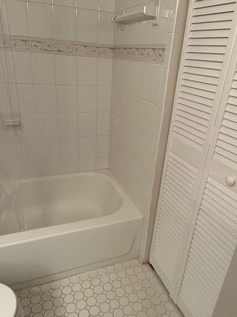 247 Capri F Delray Beach, FL 33484 - Photo 11 of 14 a bathroom with a bathtub