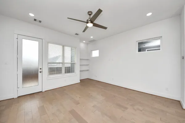 $2,500 | 4623 Cochran Street, Houston, TX 77009