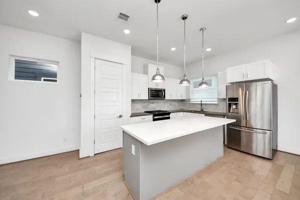 $2,500 | 4623 Cochran Street, Houston, TX 77009