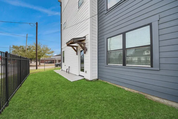 $2,500 | 4623 Cochran Street, Houston, TX 77009