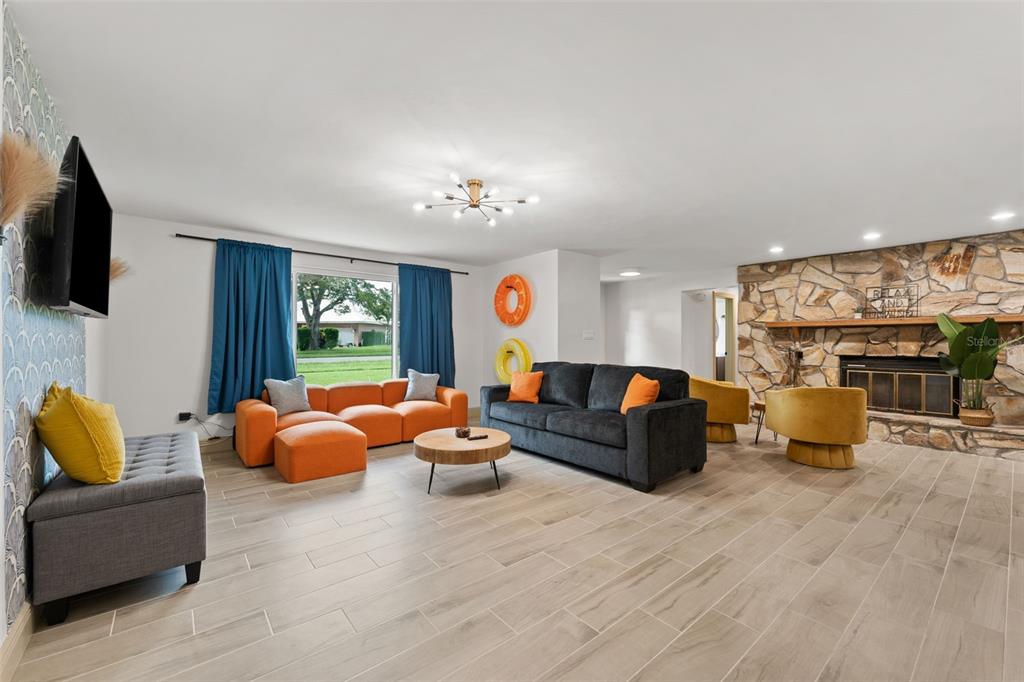 1830 Lakeview Road Clearwater, FL 33764 - Photo 5 of 37