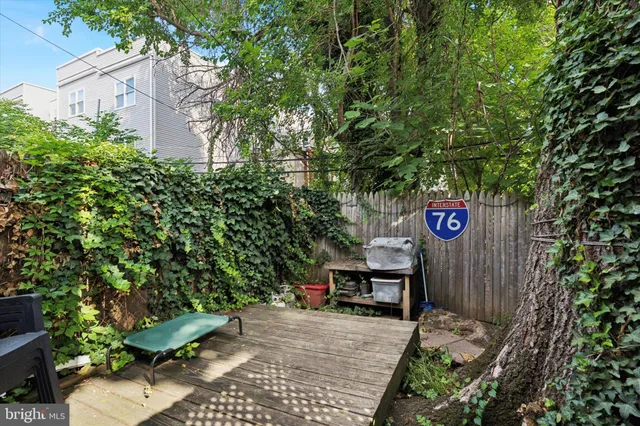 a view of a back yard