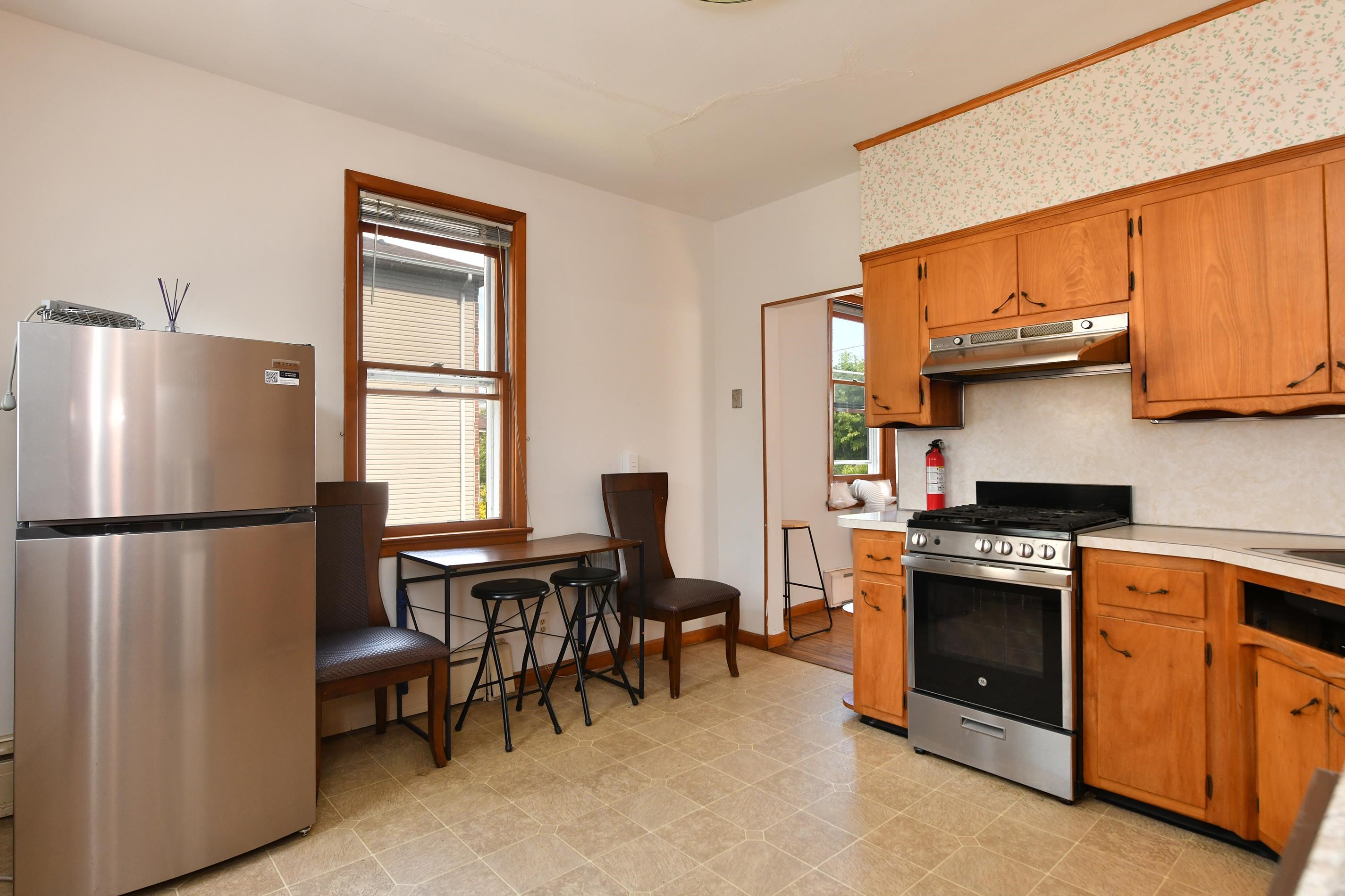 241 Maple Street Secaucus, NJ 07094 - Photo 3 of 34