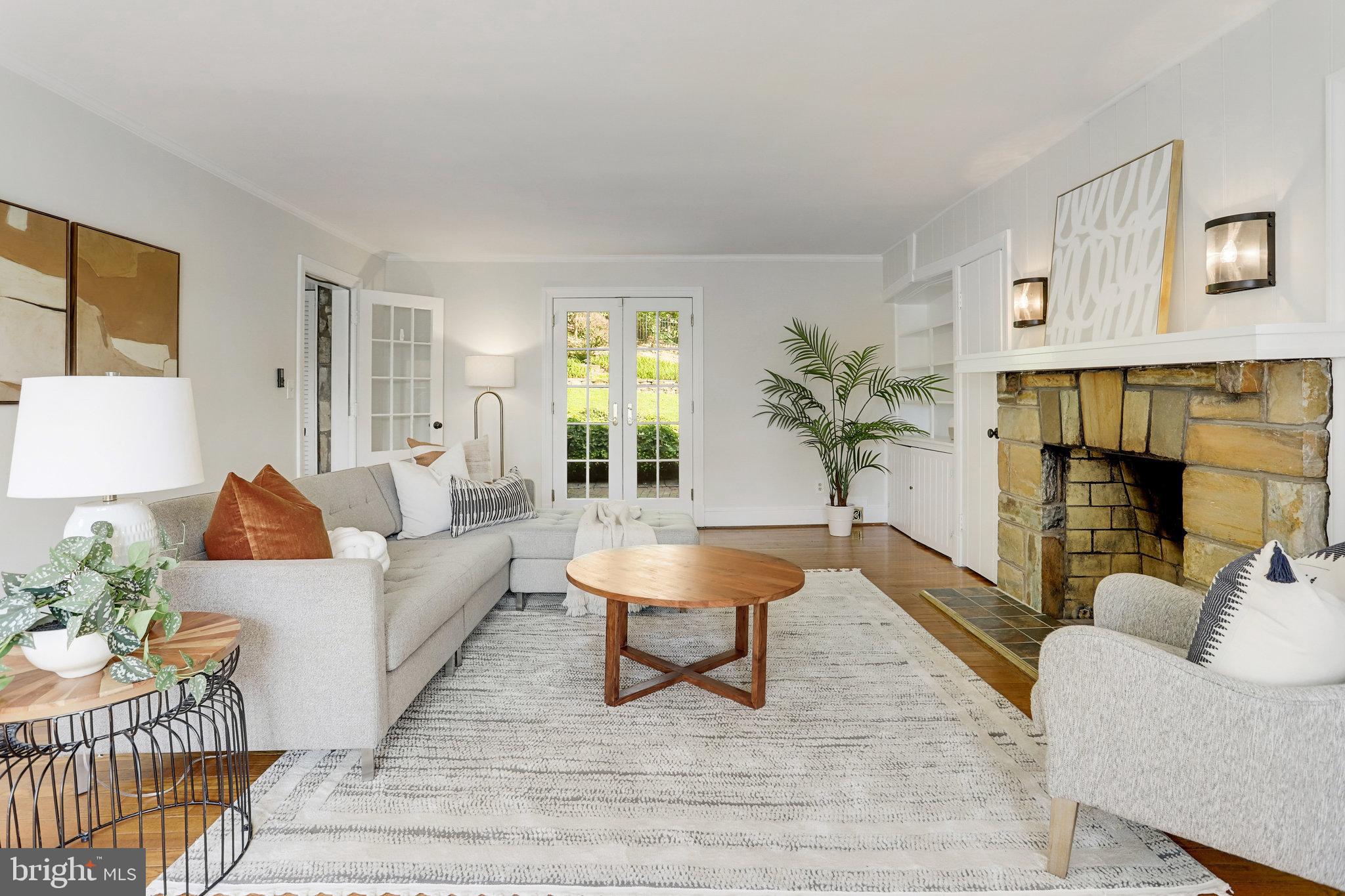 3424 Woodside Road Alexandria, VA 22310 - Photo 11 of 56 with a walkout to the patio