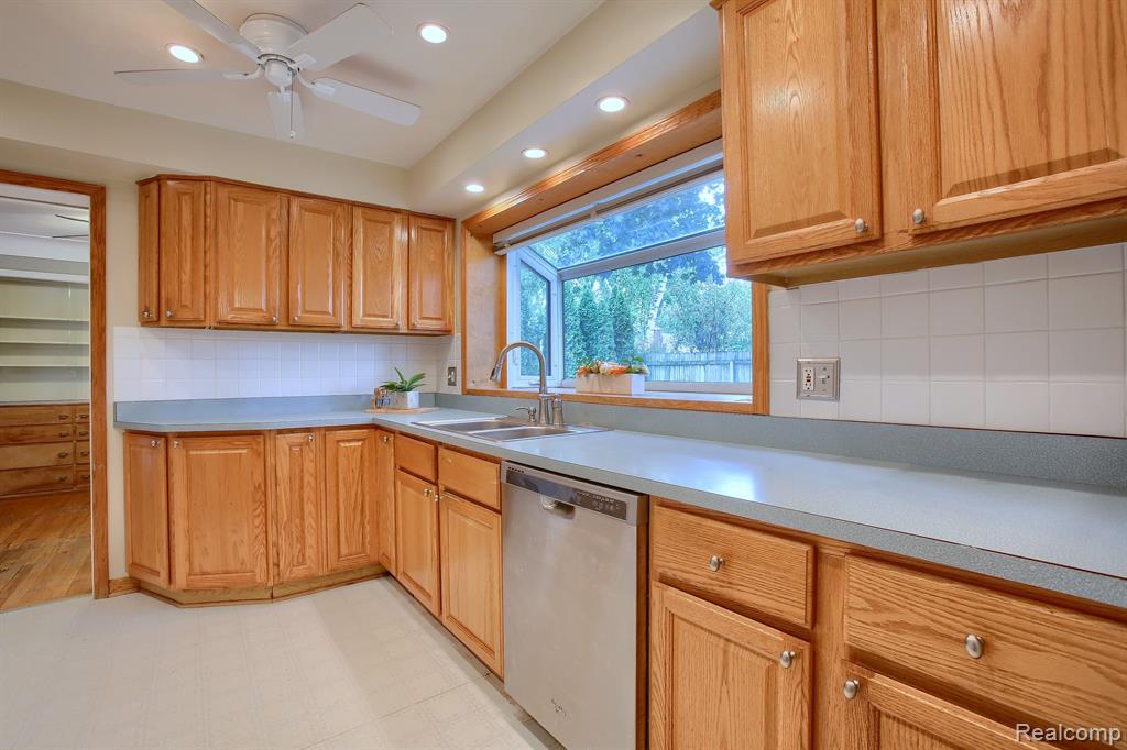 5250 Chicago Road Warren, MI 48092 - Photo 12 of 31