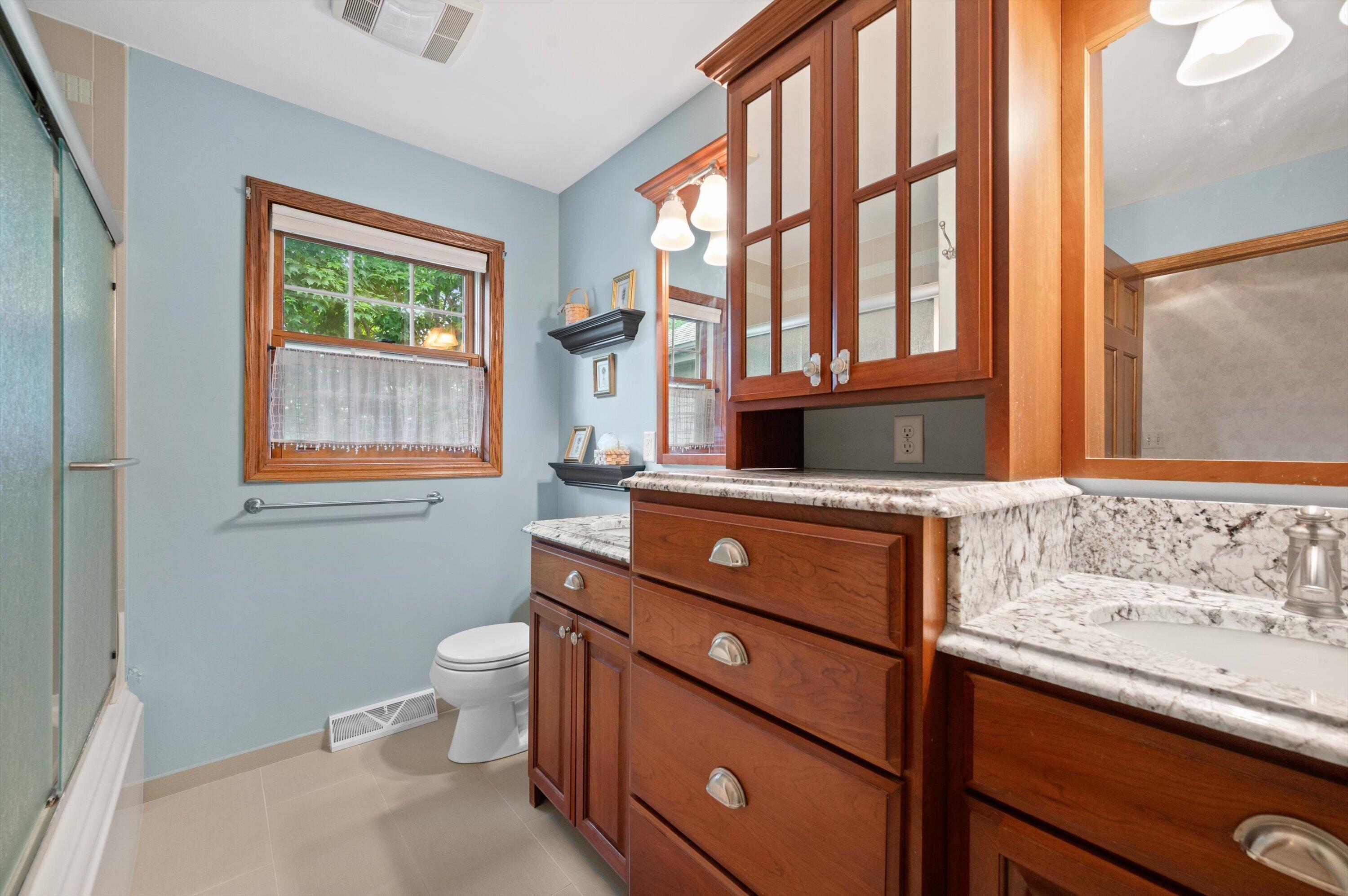 990 South Springdale Road Waukesha, WI 53186 - Photo 21 of 45 2nd full upper bath