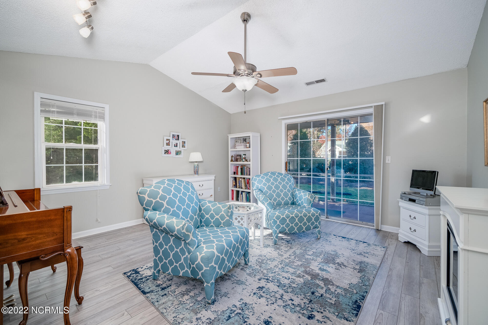 303 Barbour Road, Unit 301 Morehead City, NC 28557 - Photo 4 of 29 courtyard-301-20