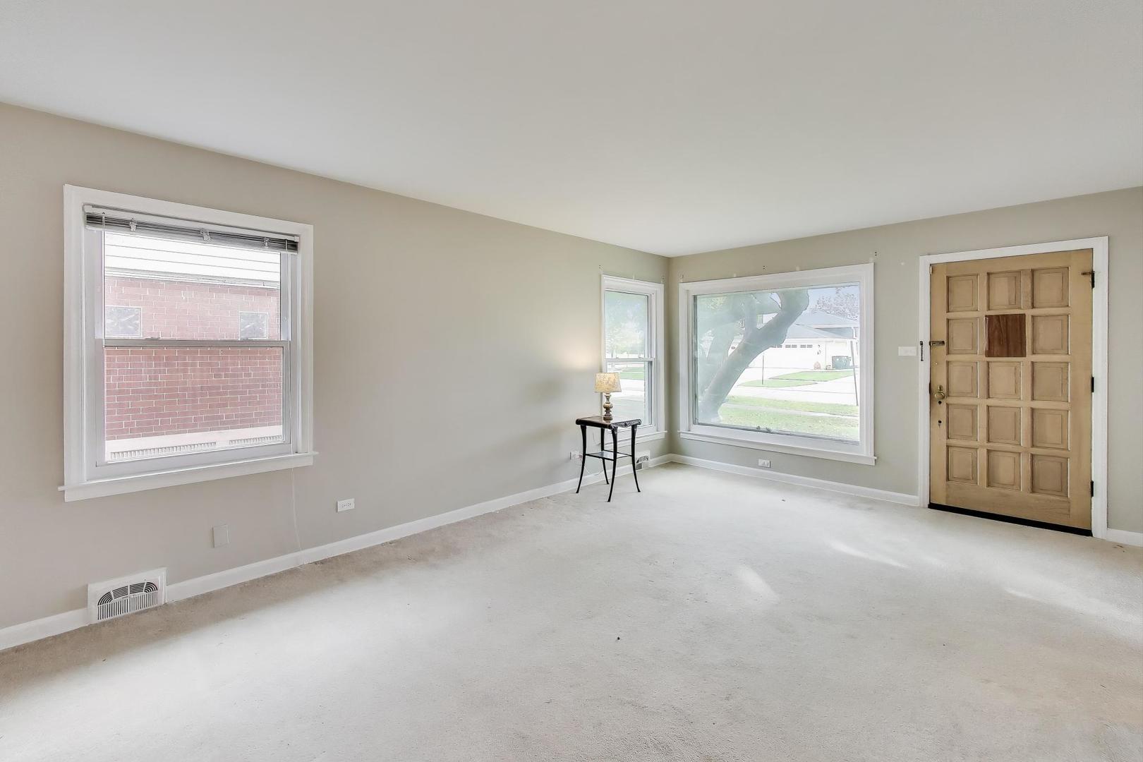 507 North Hamlin Avenue Park Ridge, IL 60068 - Photo 3 of 30 an empty room with windows and closet