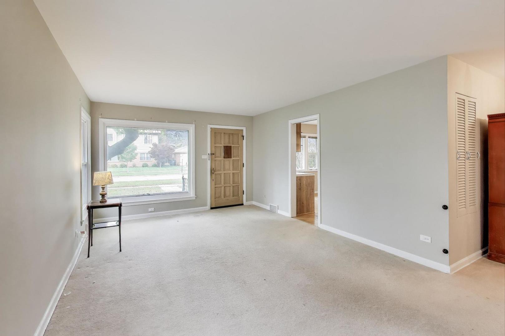 507 North Hamlin Avenue Park Ridge, IL 60068 - Photo 4 of 30 an empty room with windows and closet