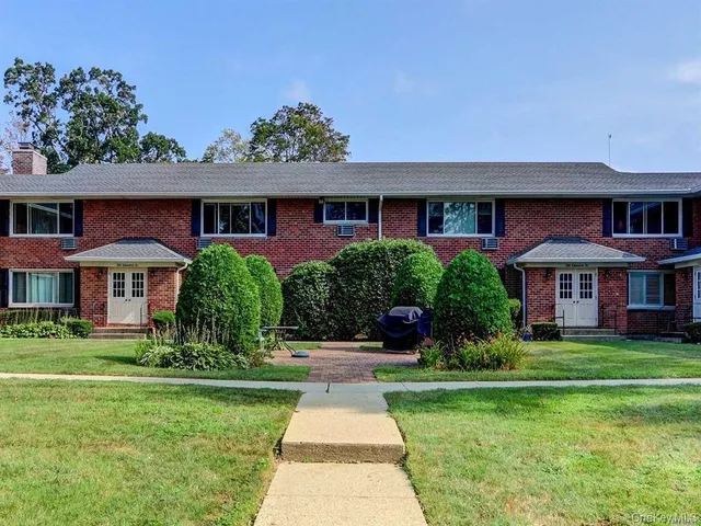 $2,400 | 326 Edmunton Drive, Unit L7, North Babylon, NY 11703