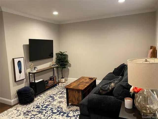 $2,400 | 326 Edmunton Drive, Unit L7, North Babylon, NY 11703