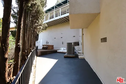 $1,899,000 | 2525 Ivanhoe Drive, Los Angeles, CA 90039