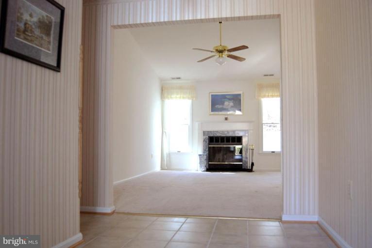 876 Rudder Way Annapolis, MD 21401 - Photo 15 of 18 Living Room