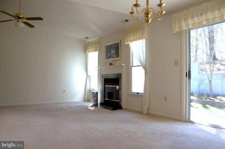 876 Rudder Way Annapolis, MD 21401 - Photo 16 of 18 Living Room/Dining Room