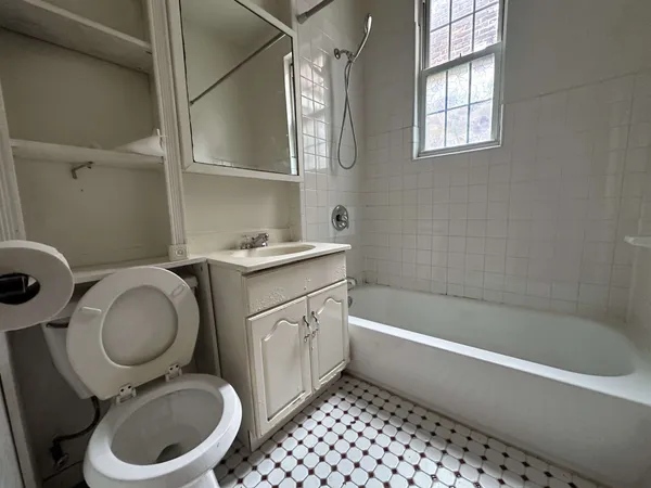 $2,995 | 28-18 41st Avenue, Unit 2R | Long Island City