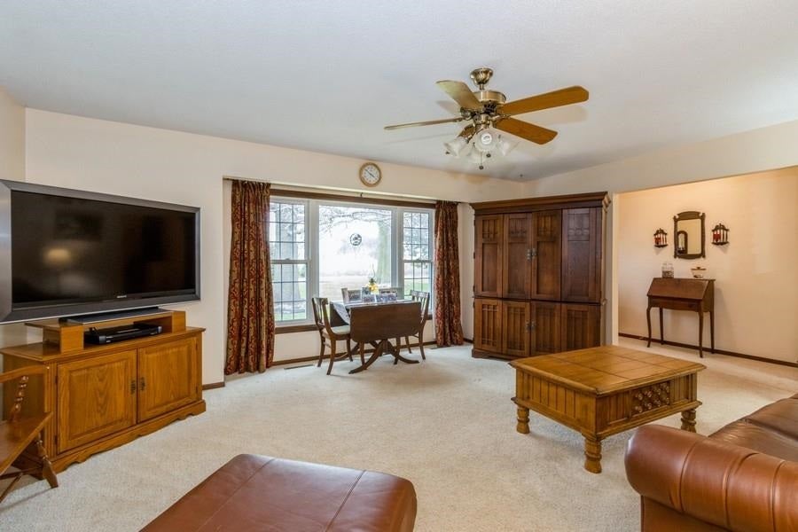 2465 Quincy Road Northeast Solon, IA 52333 - Photo 4 of 47 Gallery Image 4
