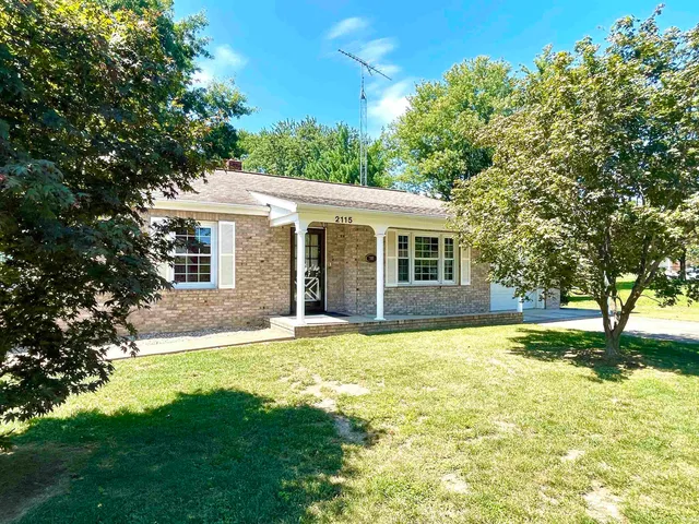 $294,900 | 2115 Lakeview Drive, Washington, IN 47501