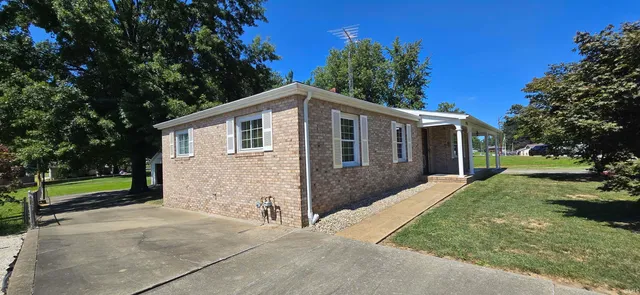 $294,900 | 2115 Lakeview Drive, Washington, IN 47501