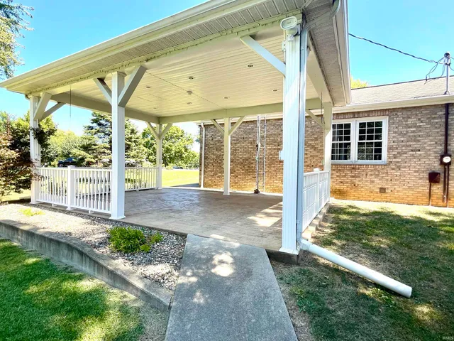 $294,900 | 2115 Lakeview Drive, Washington, IN 47501