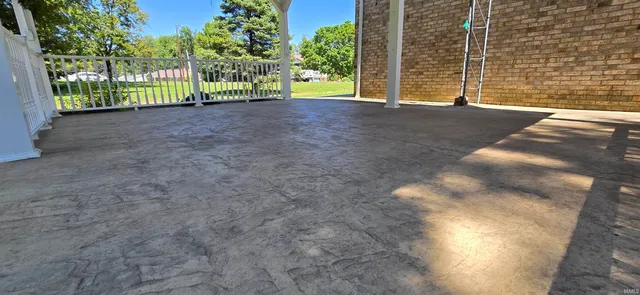 $294,900 | 2115 Lakeview Drive, Washington, IN 47501