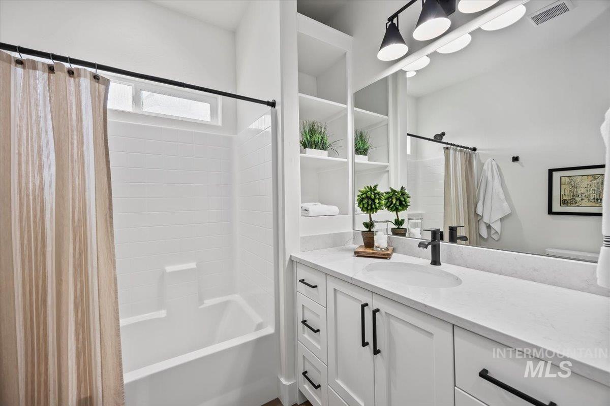 924 Trapper Peak Road Kimberly, ID 83341 - Photo 32 of 40 Bathroom with vanity and shower / bath combo with shower curtain