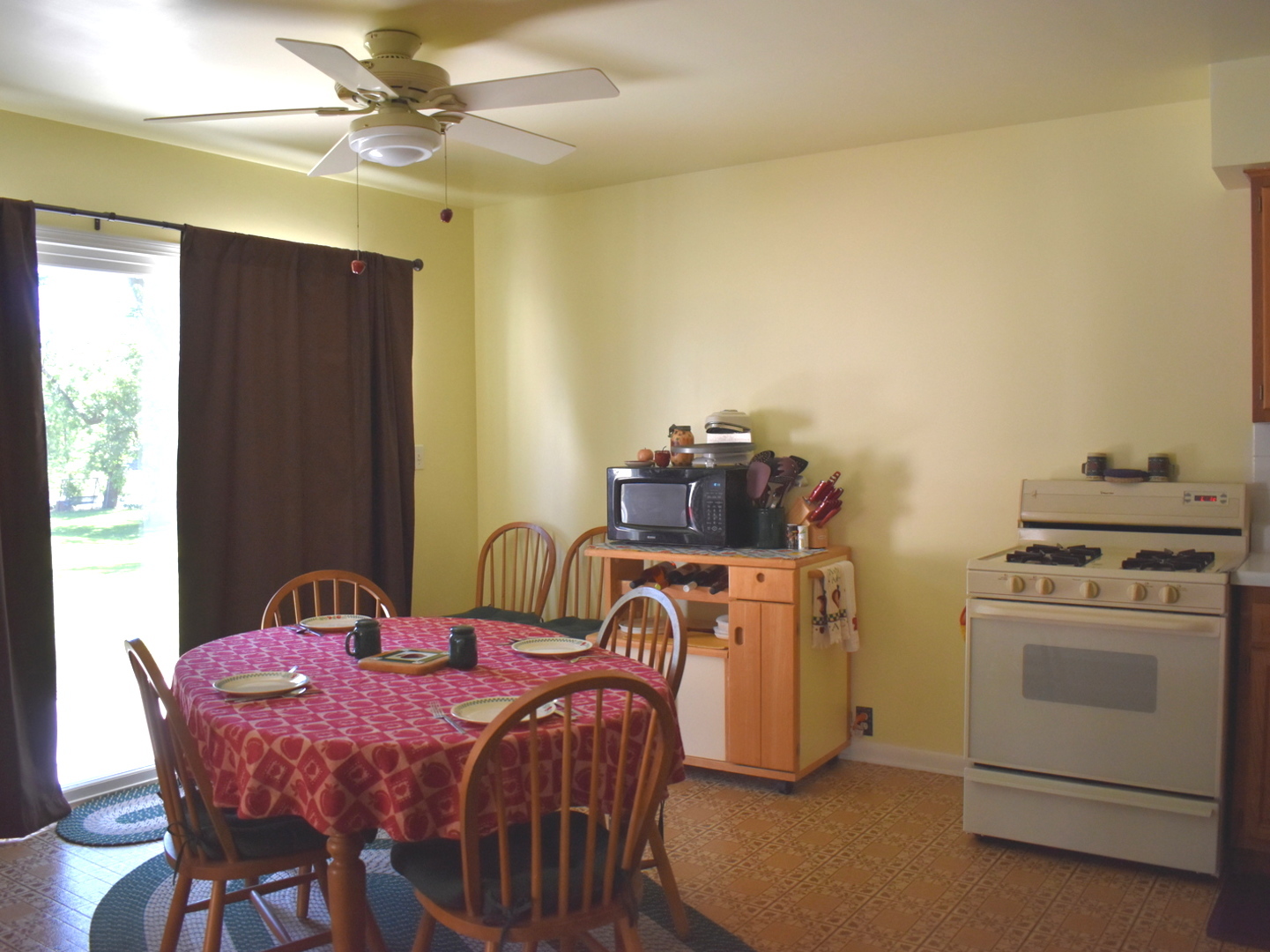 2845 River Road Kankakee, IL 60901 - Photo 16 of 26 a dining room with furniture and chandelier