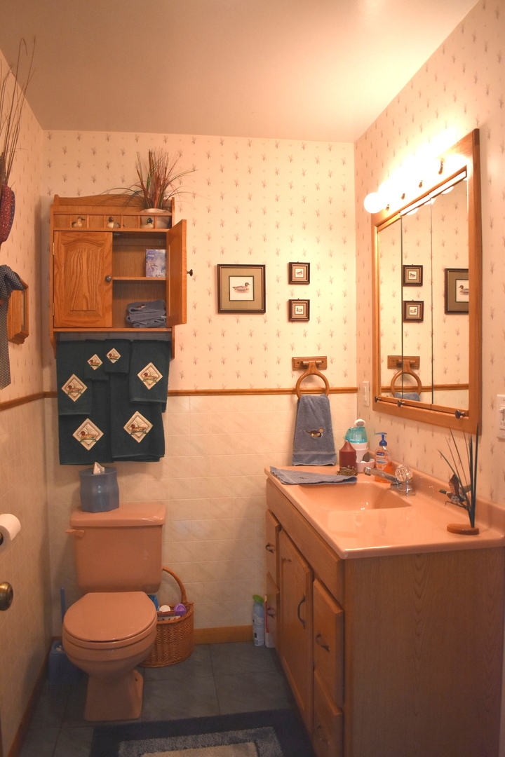 2845 River Road Kankakee, IL 60901 - Photo 23 of 26 a bathroom with a sink toilet and mirror