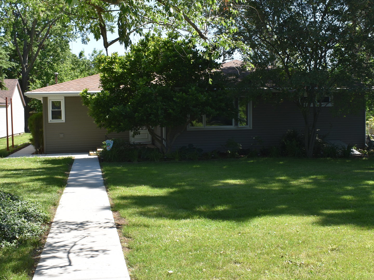 2845 River Road Kankakee, IL 60901 - Photo 4 of 26 a front view of a house with garden