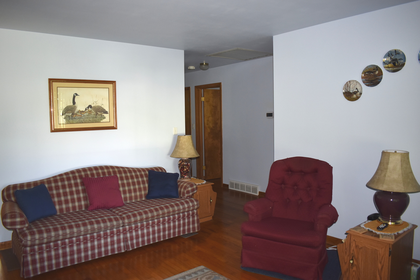 2845 River Road Kankakee, IL 60901 - Photo 10 of 26 a living room with furniture