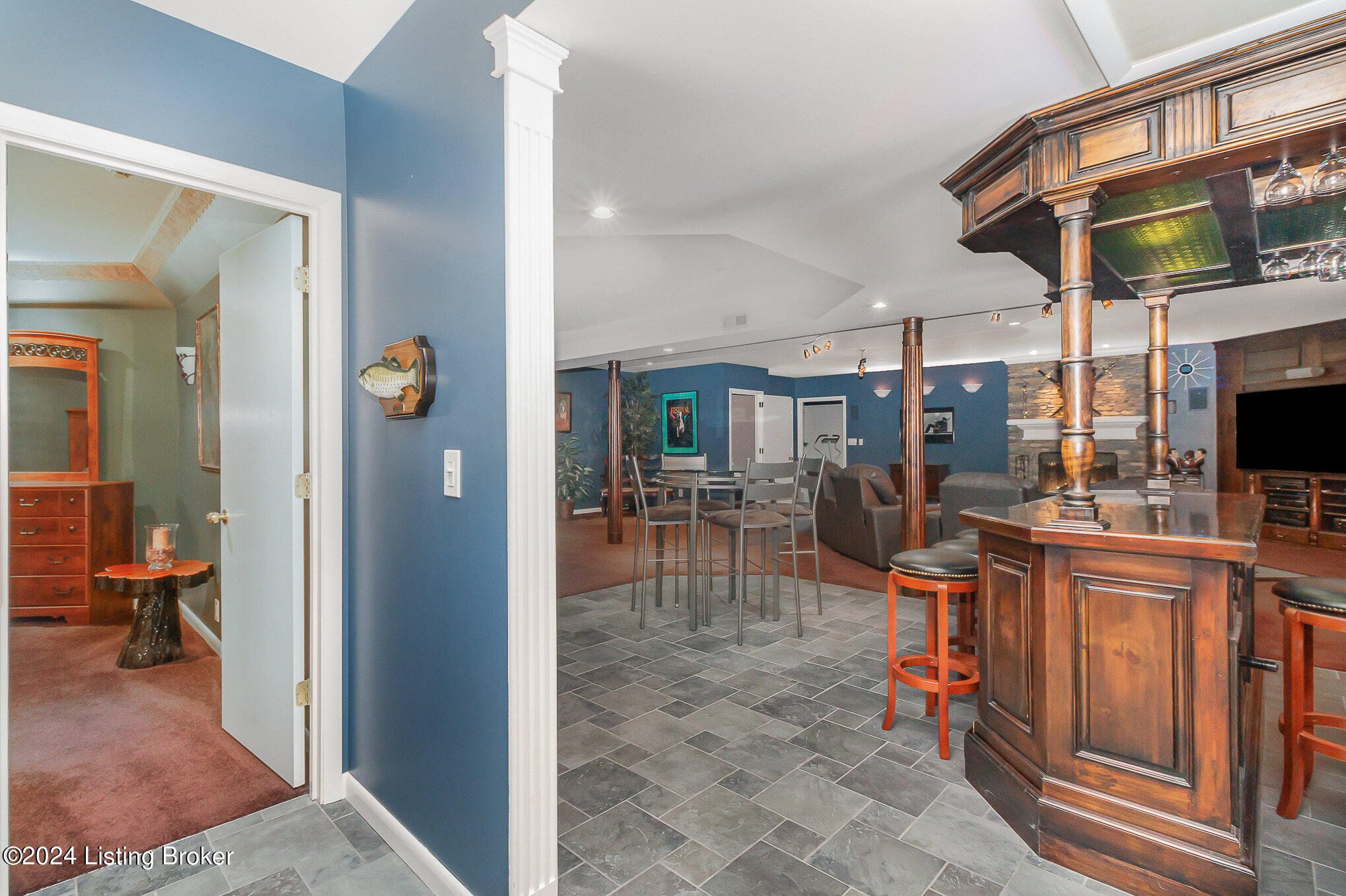 11611 Hidden Creek Road Prospect, KY 40059 - Photo 33 of 60 Wet Bar
