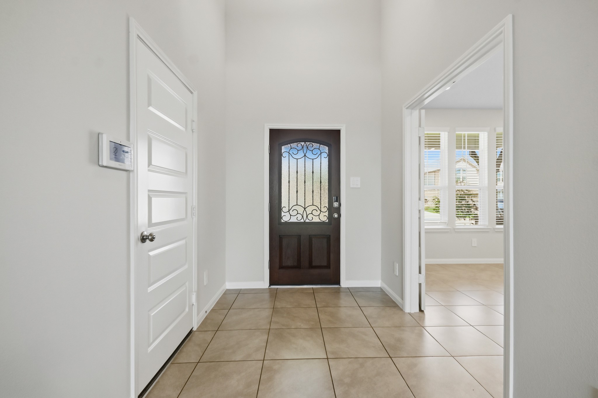 10723 Clfs Vw Drive Rosharon, TX 77583 - Photo 5 of 50 Entryway-garage access to the left and study to the right.