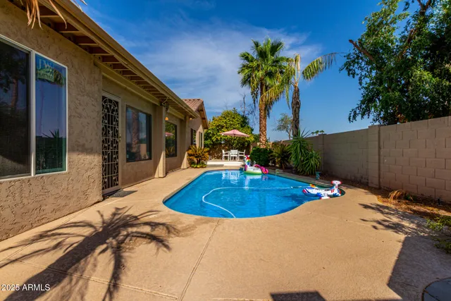 a view of a backyard