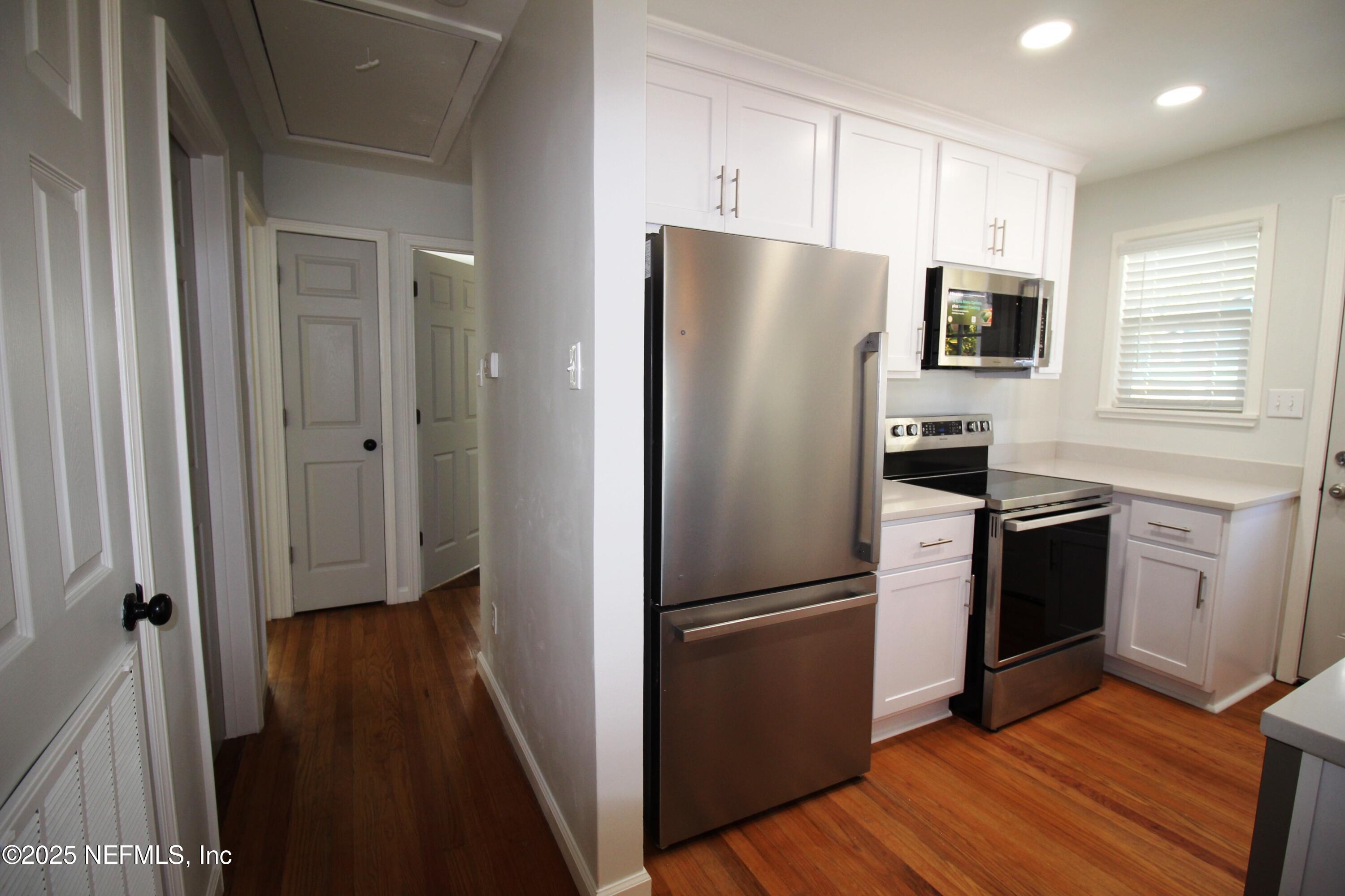 4702 Cedarwood Road Jacksonville, FL 32210 - Photo 17 of 32 KITCHEN / HALL