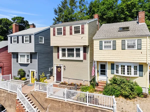 $679,000 | 6 Colonial Court, Marblehead, MA 01945