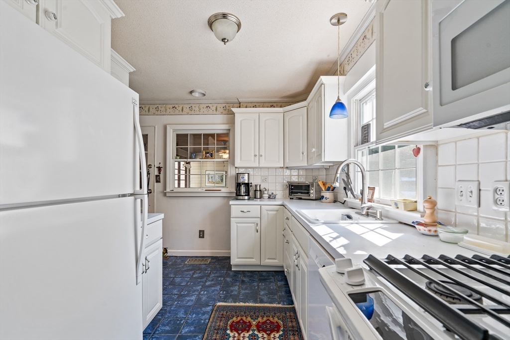 139 Burbank Road Longmeadow, MA 01106 - Photo 11 of 41