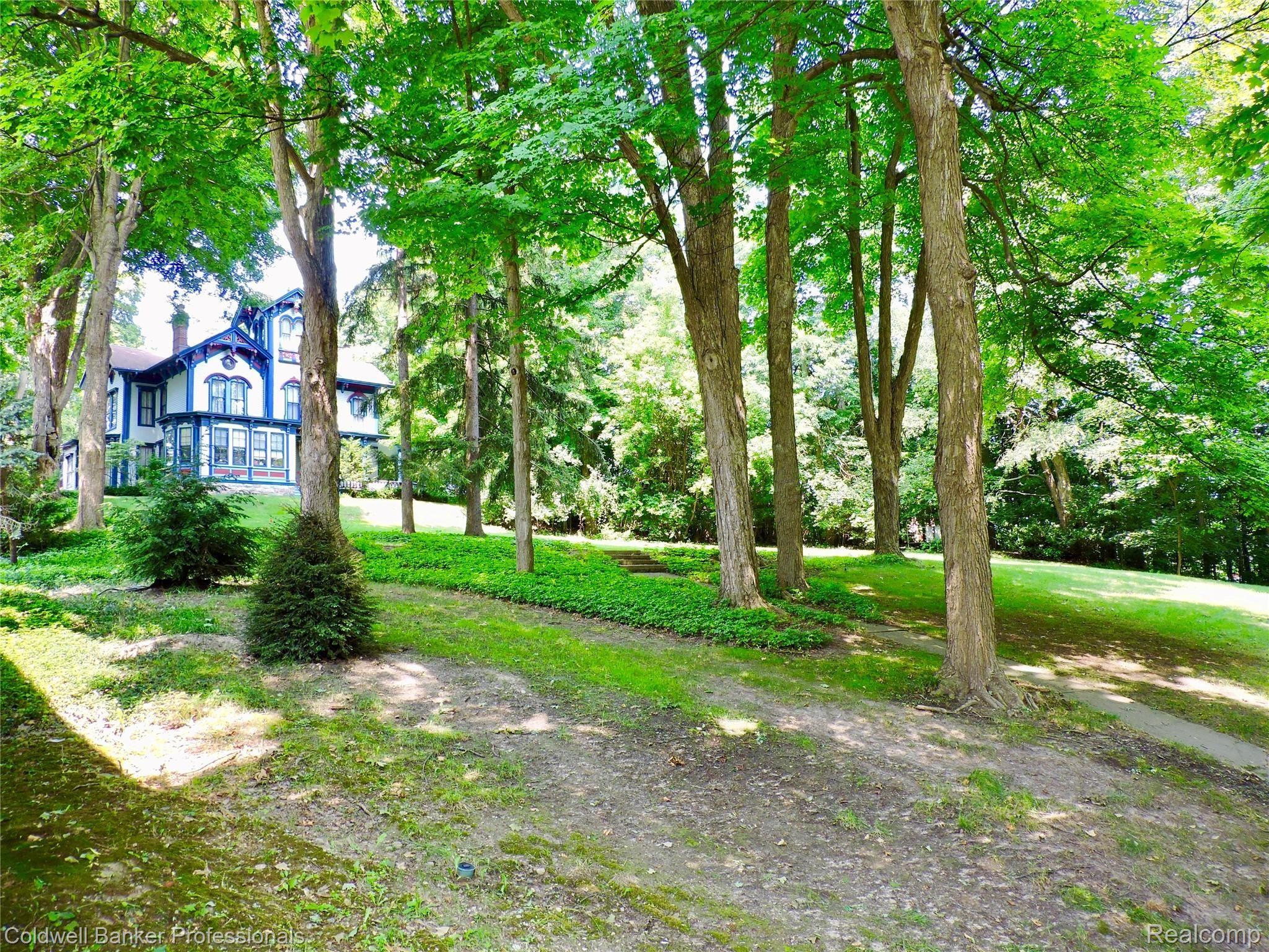 419 Prospect Street, Unit 105 Romeo, MI 48065 - Photo 29 of 37 Your stately next-door neighbor.