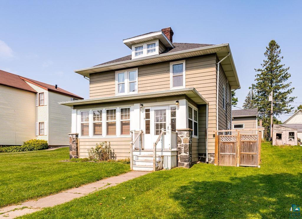 23 5th Street Proctor, MN 55810 - Photo 2 of 32 View of front facade with a front yard