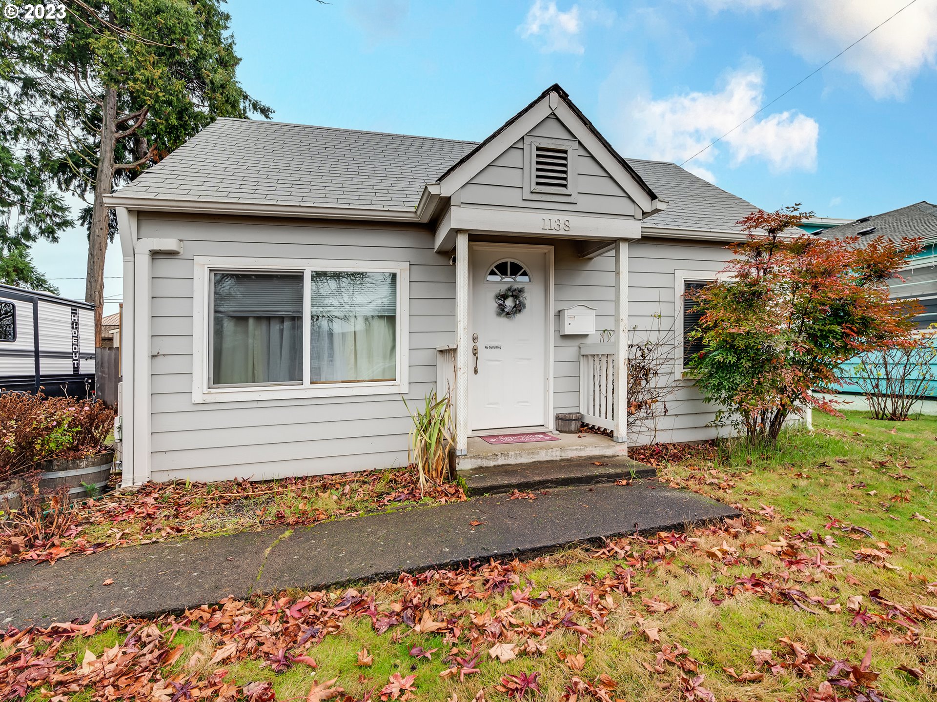 1138 F Street Springfield, OR 97477 - Photo 5 of 30 a front view of a house with garden