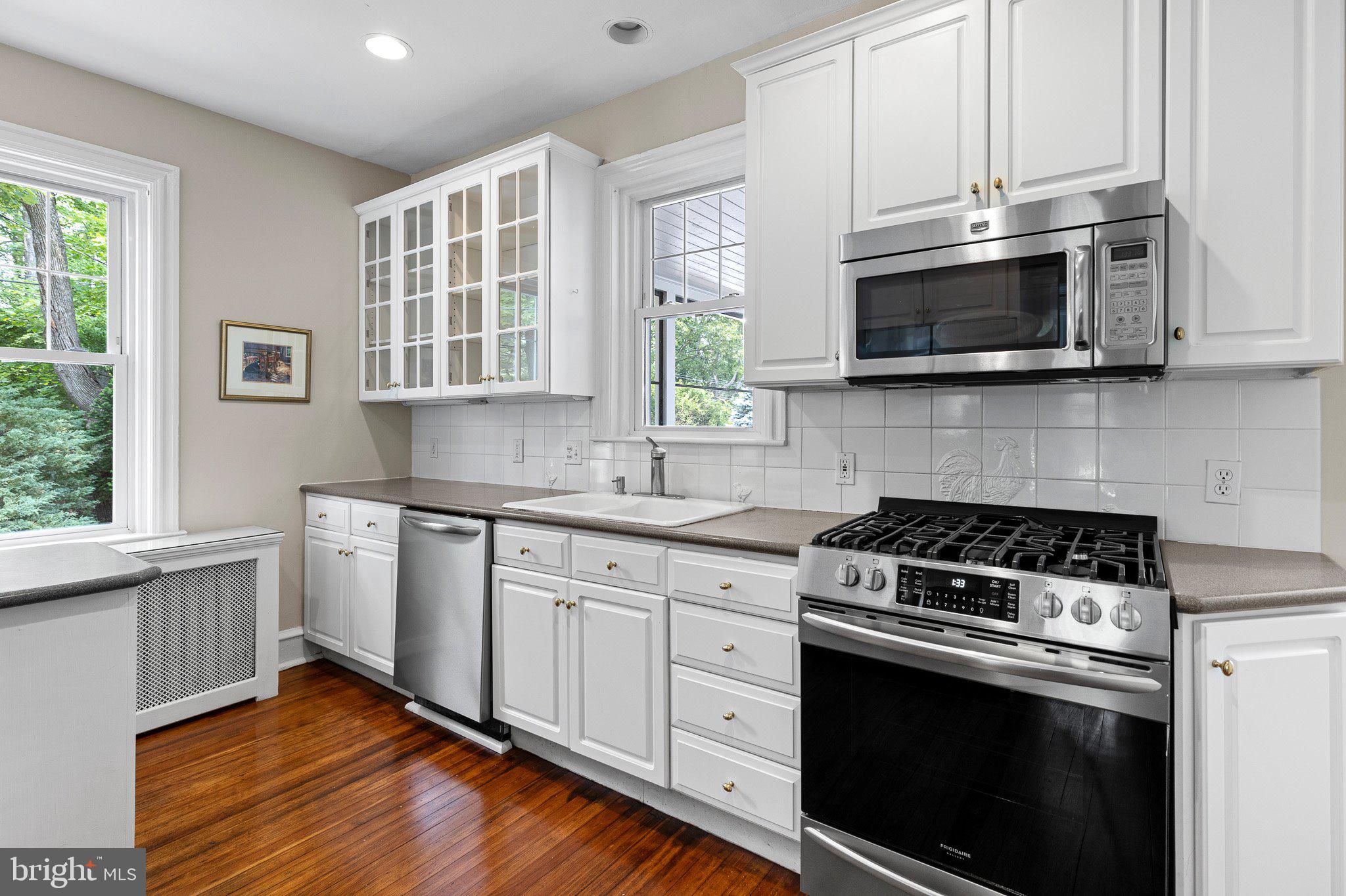 809 Shipley Road Wilmington, DE 19803 - Photo 22 of 51 Kitchen w/Corian countertops & tile backsplash