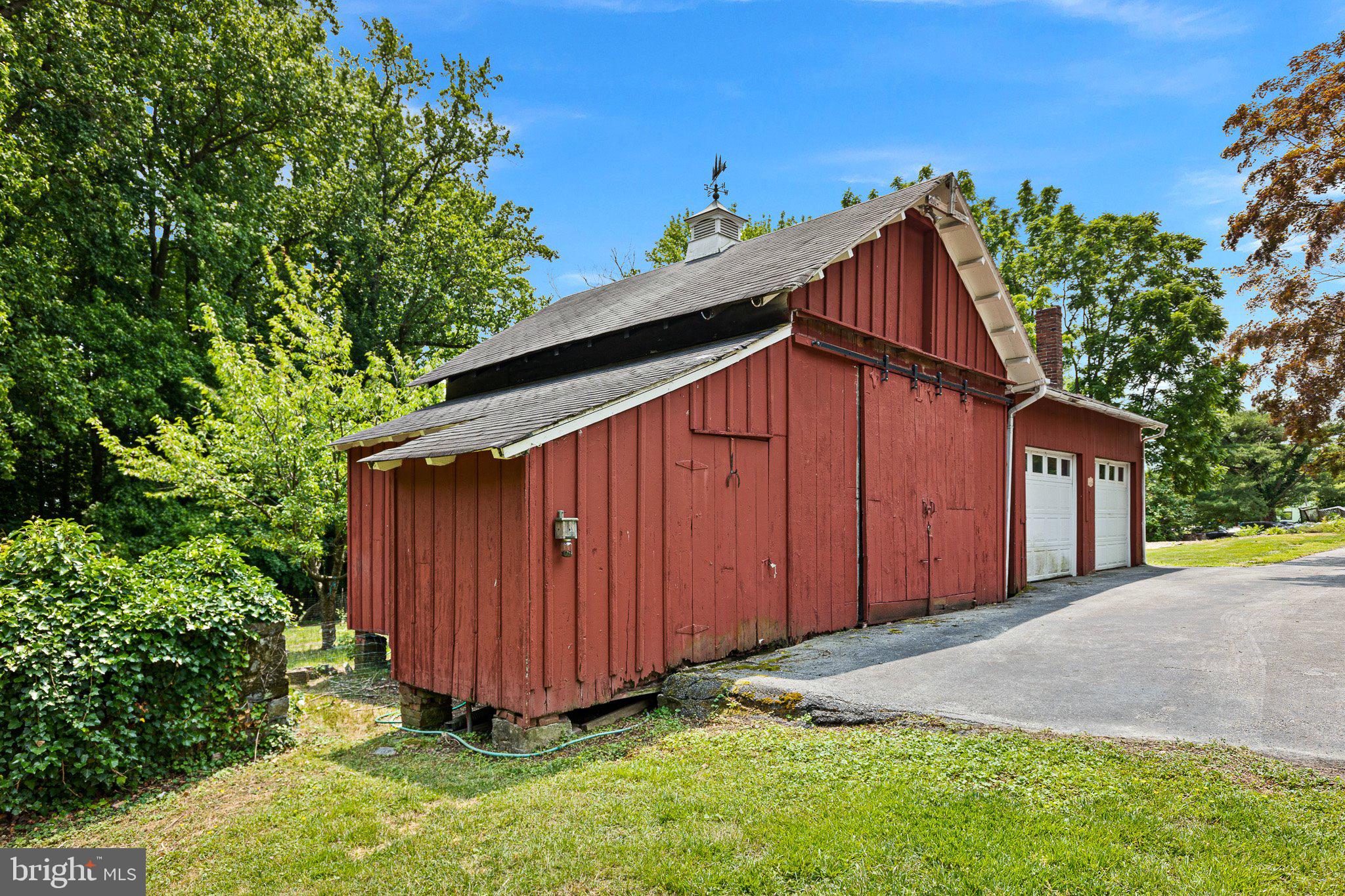 809 Shipley Road Wilmington, DE 19803 - Photo 47 of 51 Red barn and 2-car garage