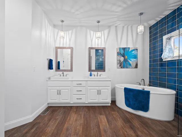 $730,000 | 716 East 550 North, Uniondale, IN 46791