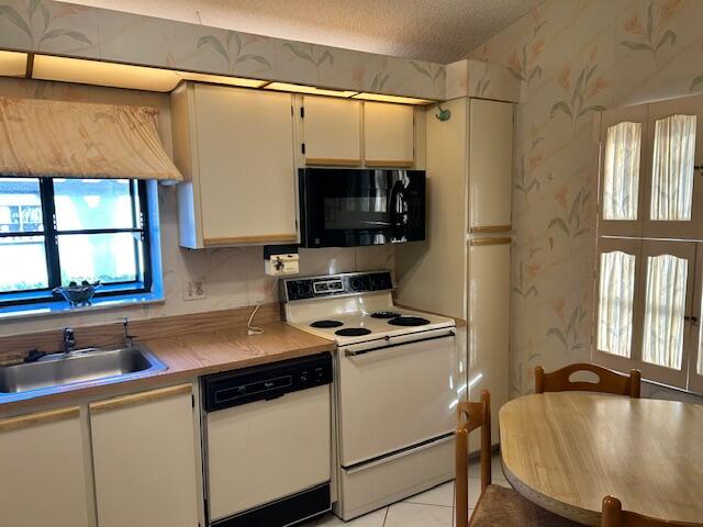 8625 Flamingo Drive Boca Raton, FL 33496 - Photo 6 of 19 EAT IN KITCHEN