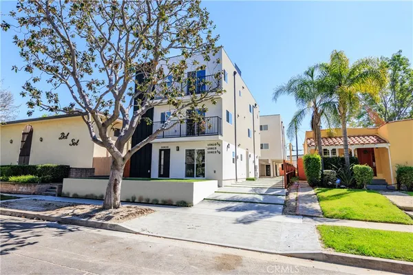 $3,896 | 10812 Hesby Street, Unit 10812 1/2, North Hollywood, CA 91601