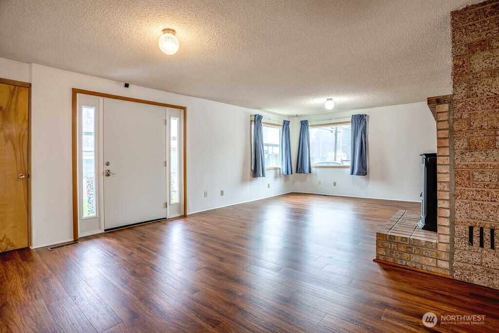 2209 42nd Avenue Longview, WA 98632 - Photo 2 of 29