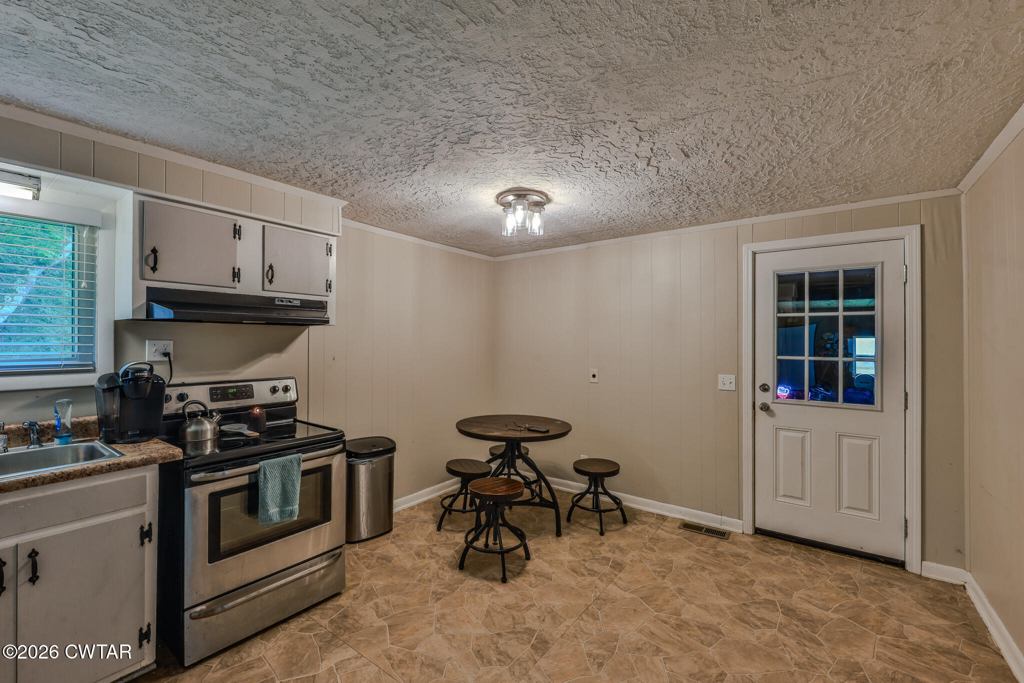 25 Shady Lane Huntingdon, TN 38344 - Photo 7 of 16 a kitchen with stainless steel appliances granite countertop a stove and a refrigerator