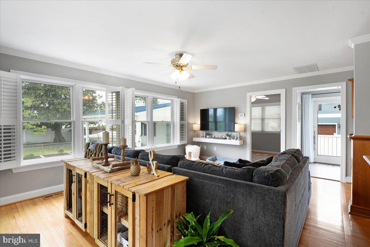 6148 Drum Point Road Deale, MD 20751 - Photo 16 of 48 Living Room