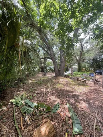 a view of house with car parked