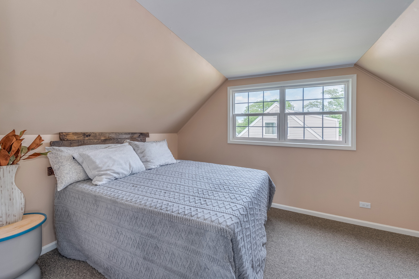 407 Watseka Street Park Forest, IL 60466 - Photo 15 of 21 a bedroom with a bed and a window